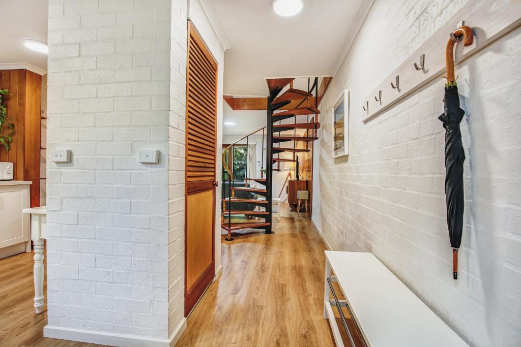 Bright Villa | Cedar Cottage Unit 5