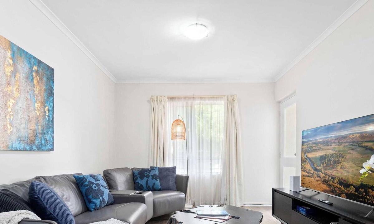 Adelaide Central Business District Apartment | Central 3BR Apt Parking WiFi Netflix