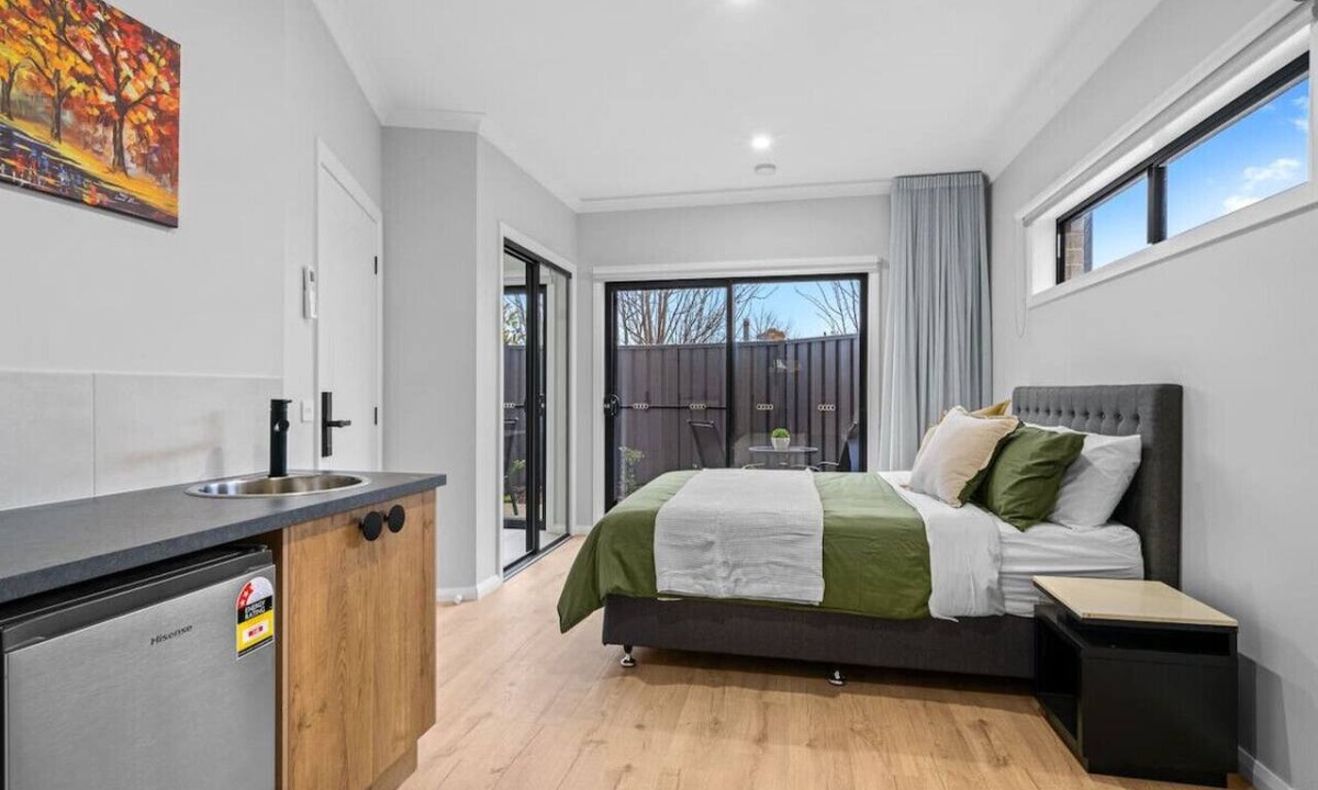 Beechworth Apartment | Central brand new studio