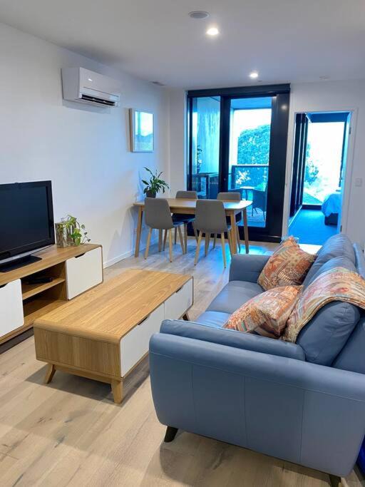 Reid Apartment | Central Canberra City apartment with study and full amenities including parking