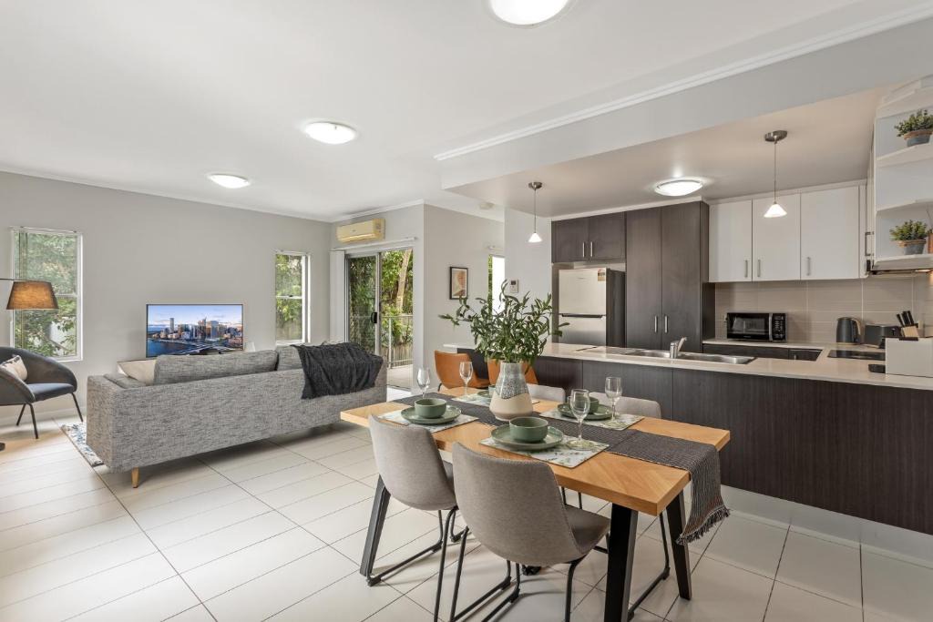 Kelvin Grove Apartment | Central Cosy 2-Bed with Pool and near QUT & CBD