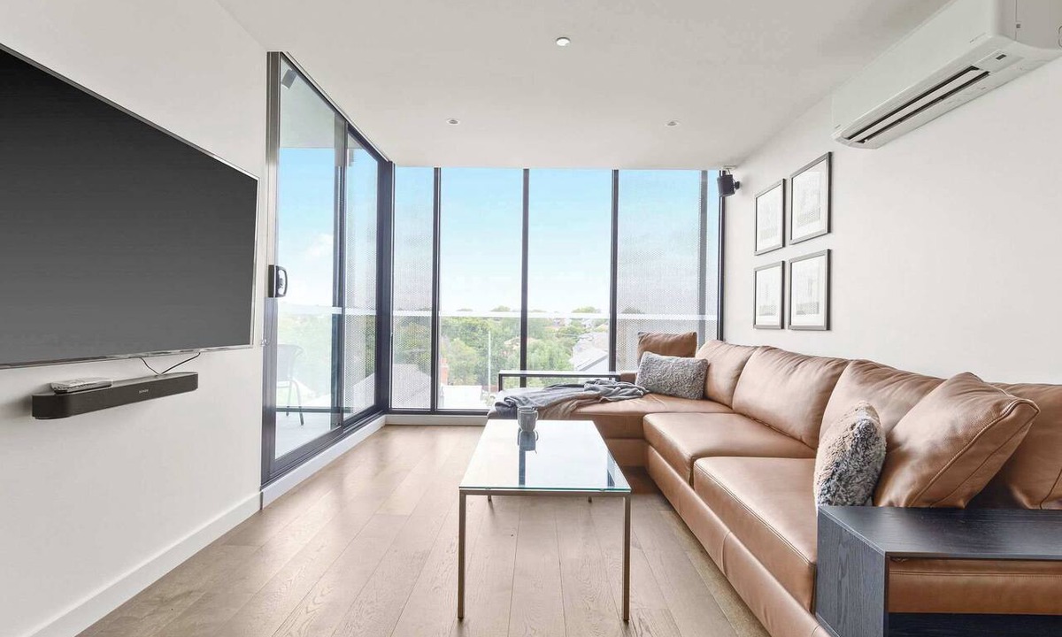 Oakleigh Apartment | Central Oakleigh 2BR Apartment w Parking