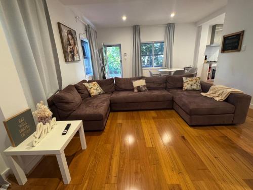 Teneriffe Villa | Central Teneriffe, walk to river, onsite parking