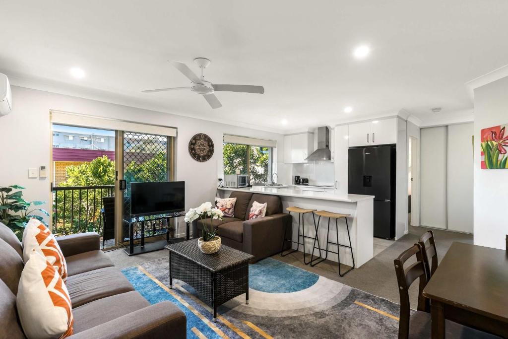 Nundah Apartment | Charming 3-bed Apartment near Local Shops