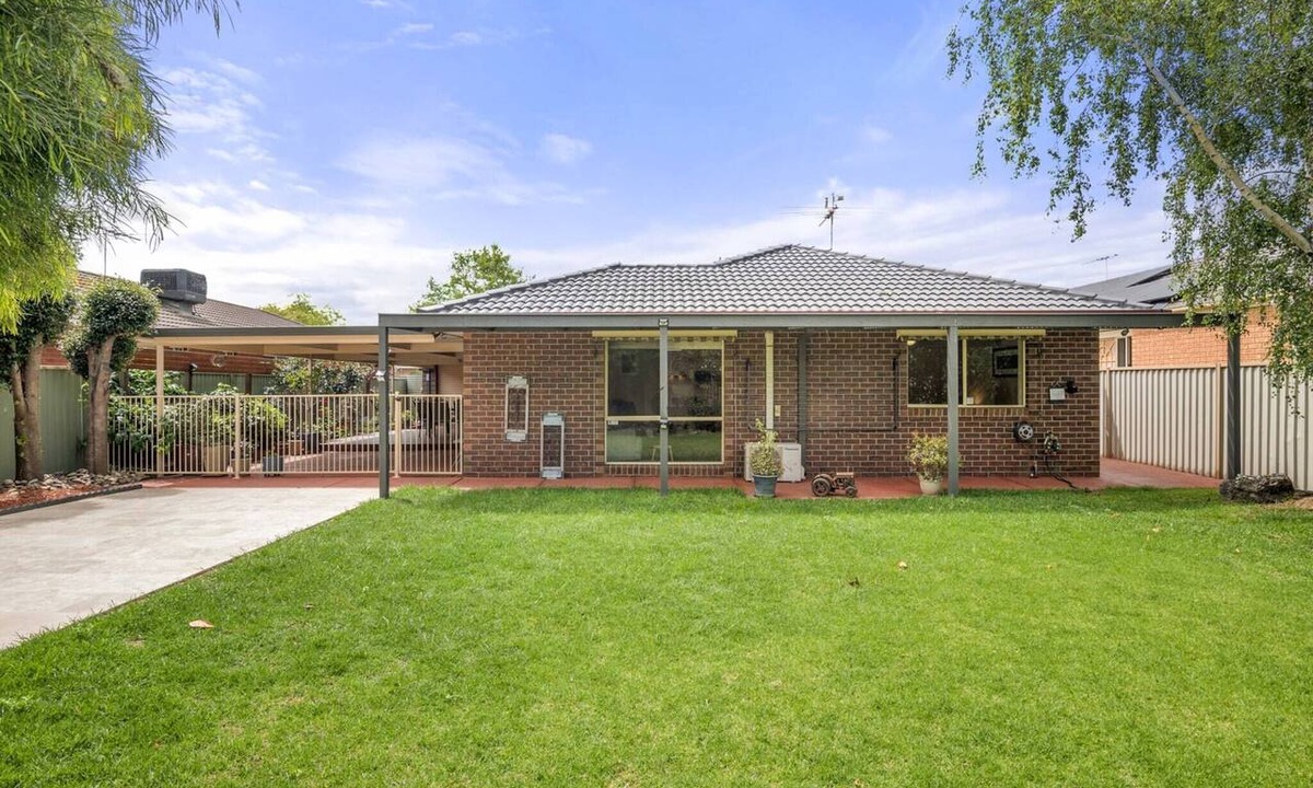 Werribee Apartment | Charming 3-Bed Family Home with Amazing Garden
