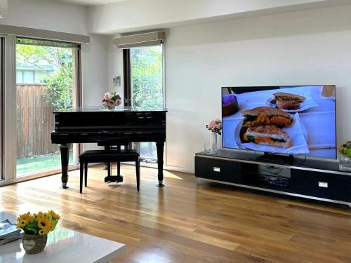 Ascot Vale Apartment | Charming 4Br 2Ba Family Retreat-Close Airport, CBD