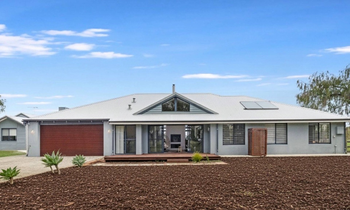 Bovell House | Charming Countryside Getaway: Cozy Farm View Retreat in Bovell