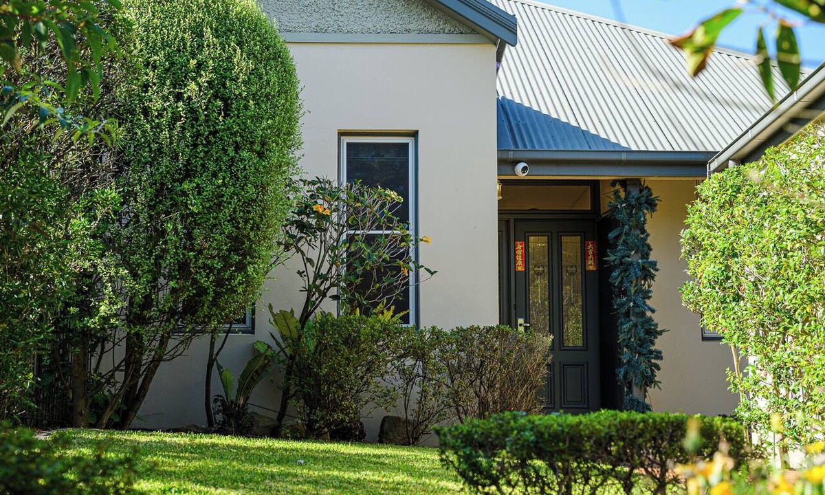 North Sydney Bed & Breakfast | Charming Detached in North Sydney/3BR 3BA/Parking & Metro