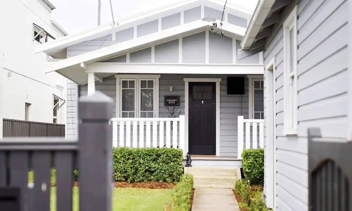 Coffs Harbour House | Charming heritage cottage – stylish interior + convenient location