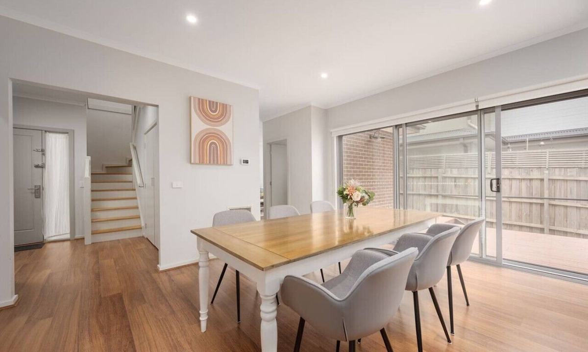 Boronia Apartment | Charming & Modern Mountain View Townhouse
