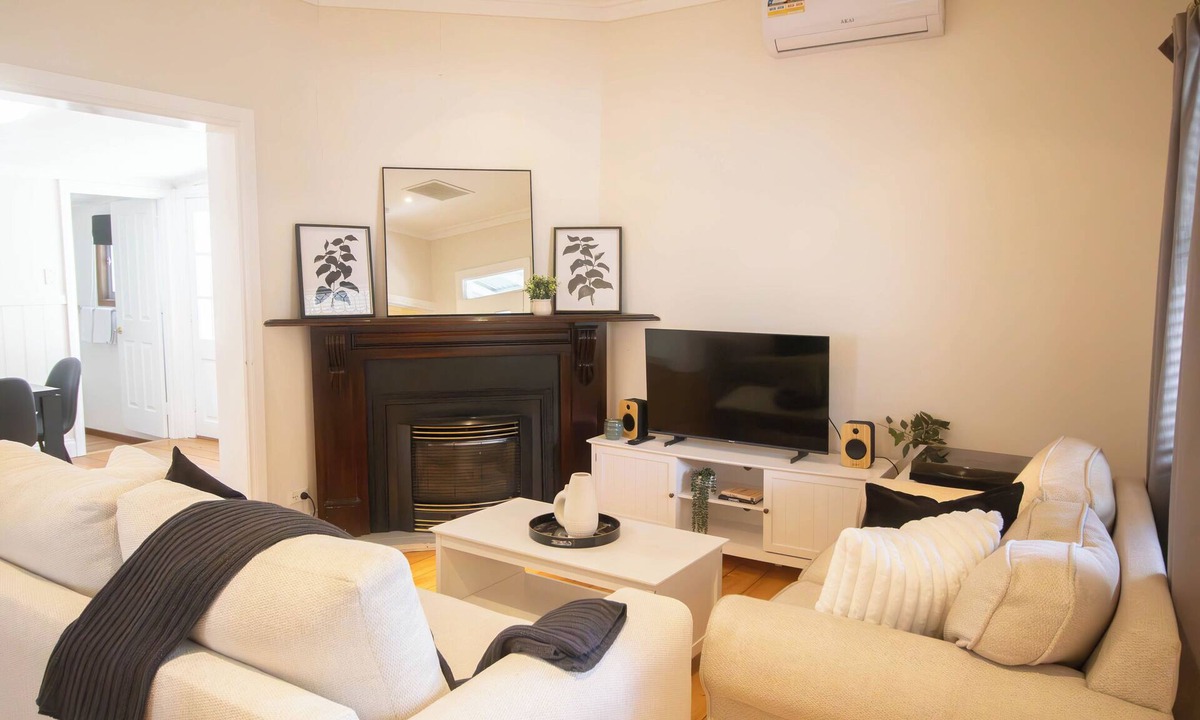 Ballarat House | Charming older cottage in Ballarat Central with classic character, modern comfort and a great central location. Two bedrooms, full kitchen, comfy lounge, workspace and easy access to cafés, shops and attractions.