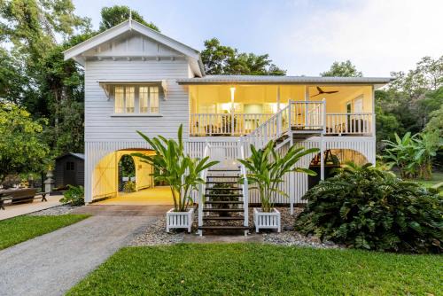 Mowbray House | Charming Queenslander surrounded by Rainforest