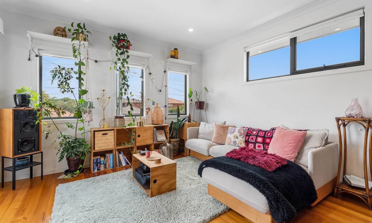 Brunswick North Apartment | Charming Retro Townhouse in Vibrant Coburg