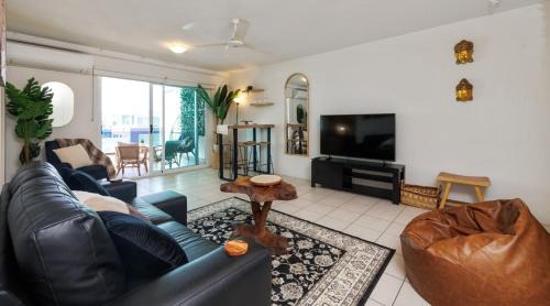 Darwin City Centre Apartment | Charming - Rooftop Pool, CBD & Sunrise Balcony