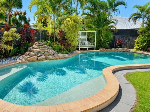 Birkdale House | Charming & Spacious 5 Bedroom Bayside House with Pool