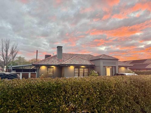 Griffith House | Cheerful 3 bedroom home - Inner south - Manuka