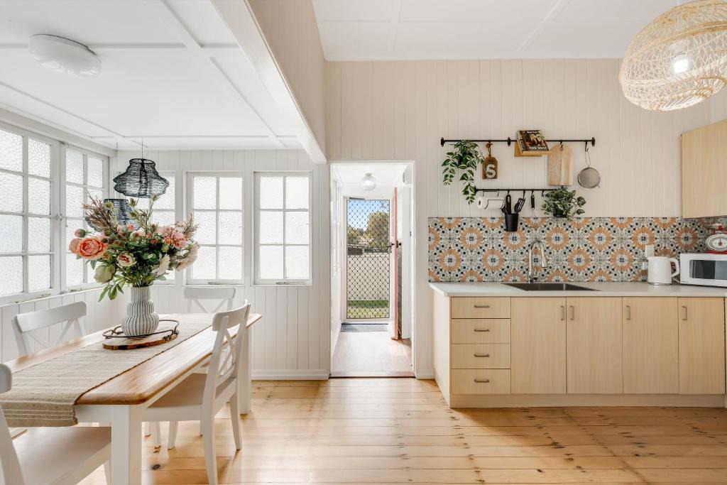 Toowoomba House | Cherry Tree Cottage! CBD Magic!
