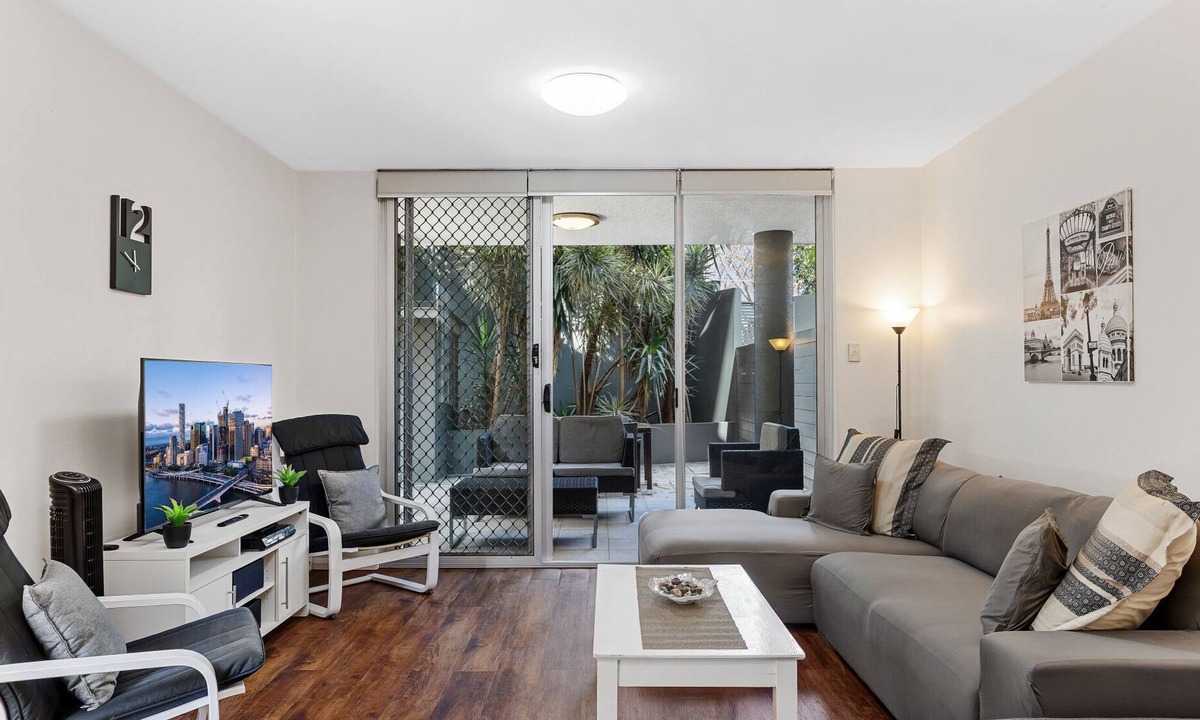 Albion Apartment | Chic 2-Bed Apartment With Private Courtyards