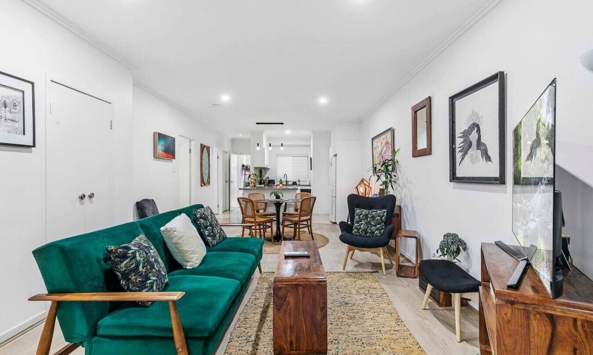 Hawthorne Apartment | Chic Apt | Private Garden + Big Balcony