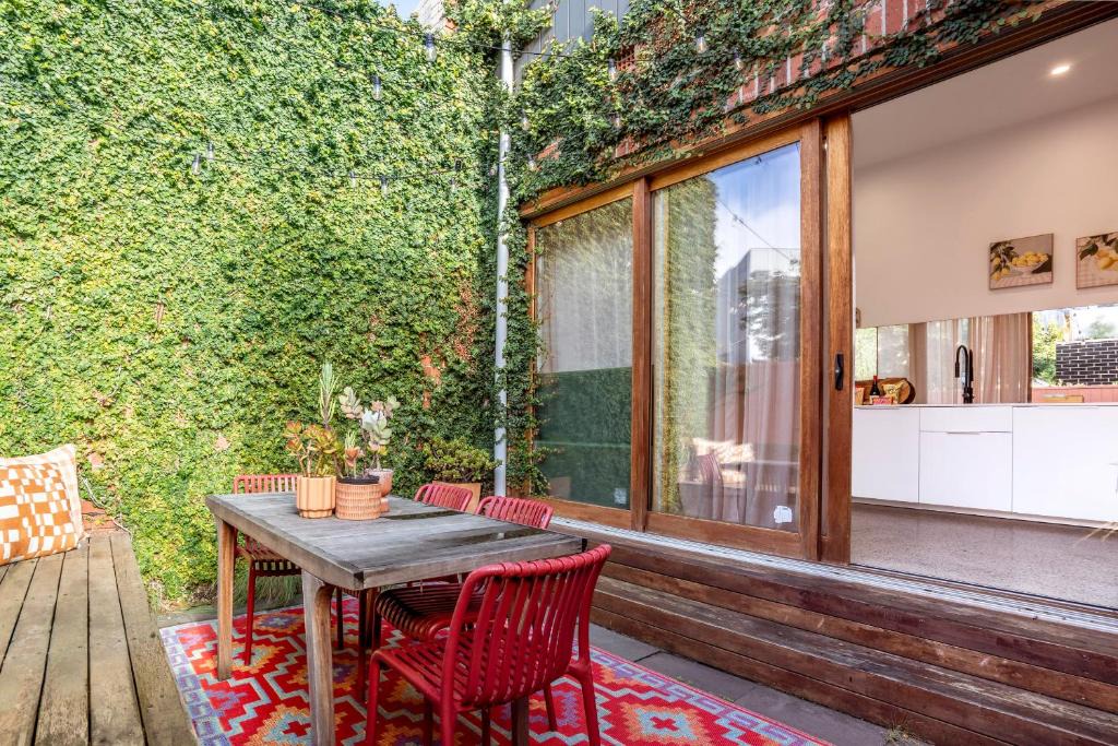 Carlton South House | Chic Carlton Retreat - Rooftop, Central, Spacious