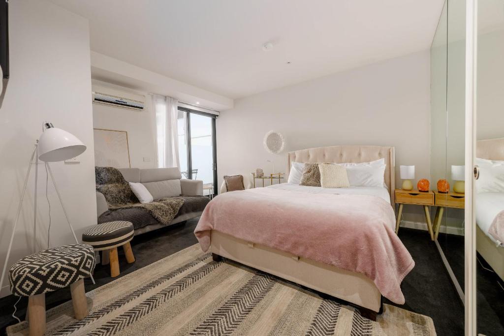 South Yarra Apartment | Chic South Yarra Studio - Free Gym & Wifi