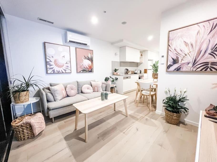 Canberra City Centre Apartment | City Centre - Pool - Parking - Self check-in