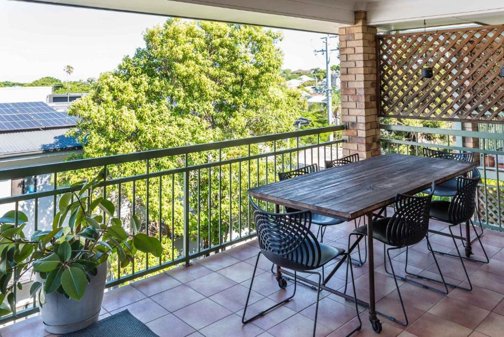 Clayfield Apartment | City Pulse Hideaway Steps to Valley & CBD