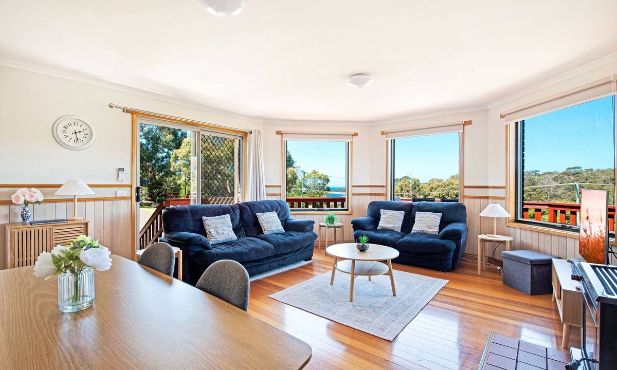 Binalong Bay House | Clean, peaceful, comfortable home in Binalong Bay with views over Skeleton Bay