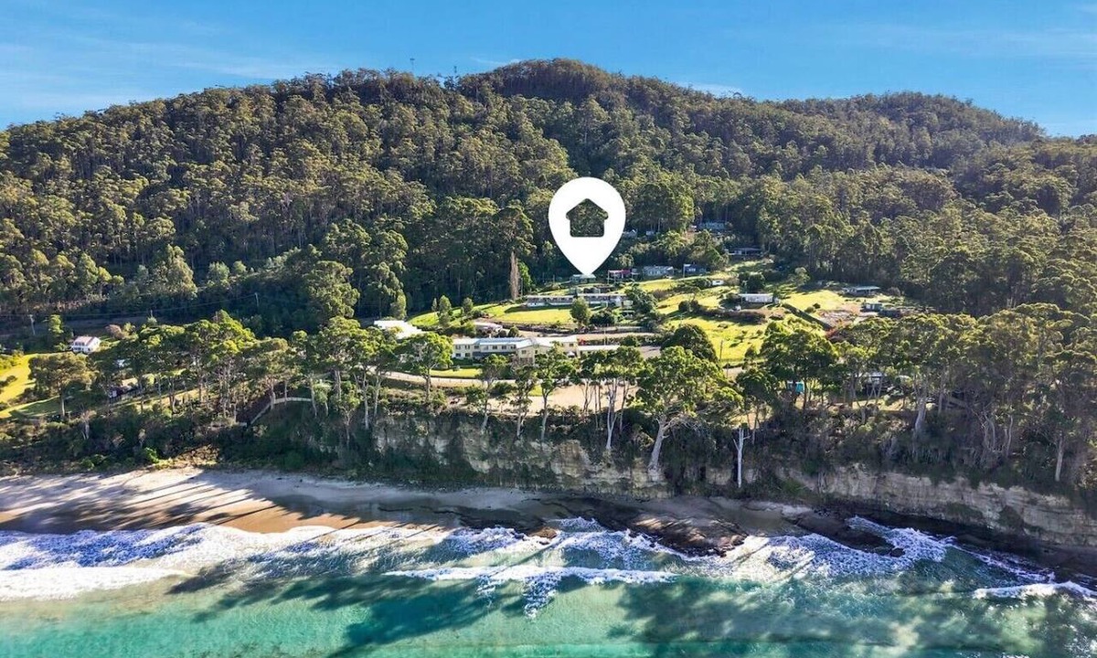 Eaglehawk Neck House | Coastal 2BR Escape, Steps to Beach, Dining and Bar
