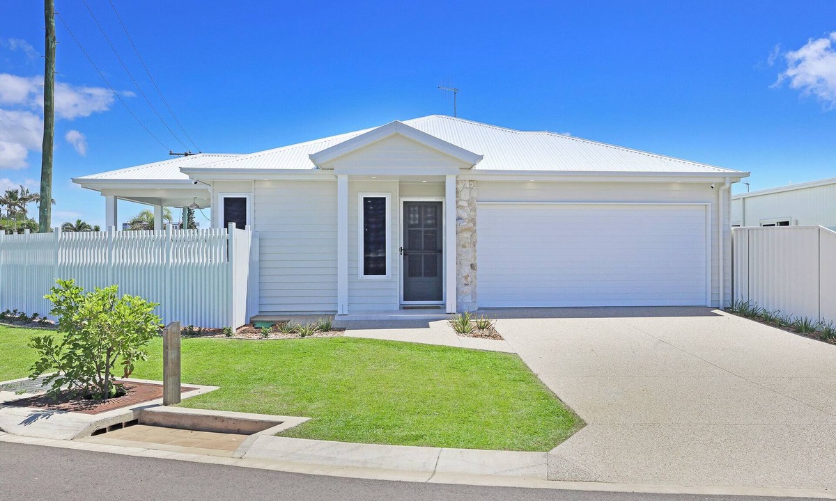 Bargara House | Coastal & Centrally located 3-bedroom House, Pet-friendly in delightful Bargara!