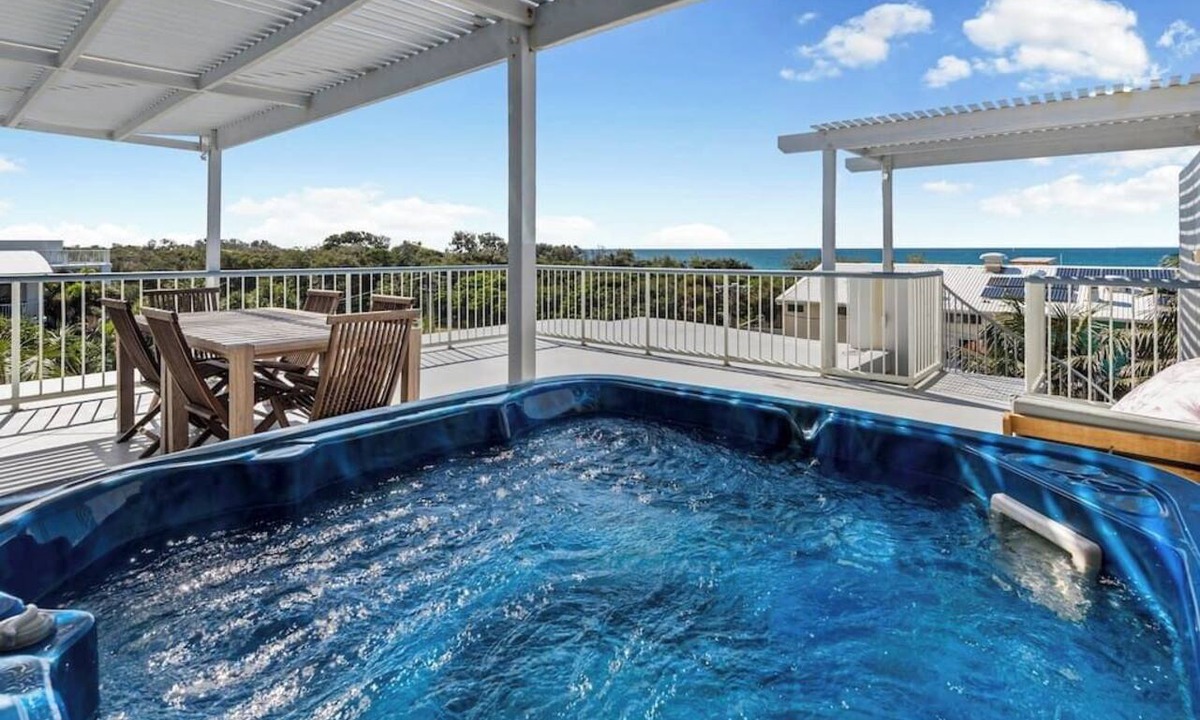 Marcoola Apartment | Coastal Escape l Views, Rooftop Terrace & Jaccuzi