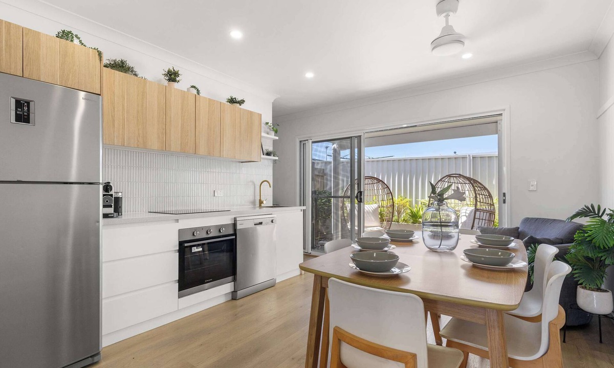 Redcliffe Condo | Coastal Escape with Horses and Beach Walk