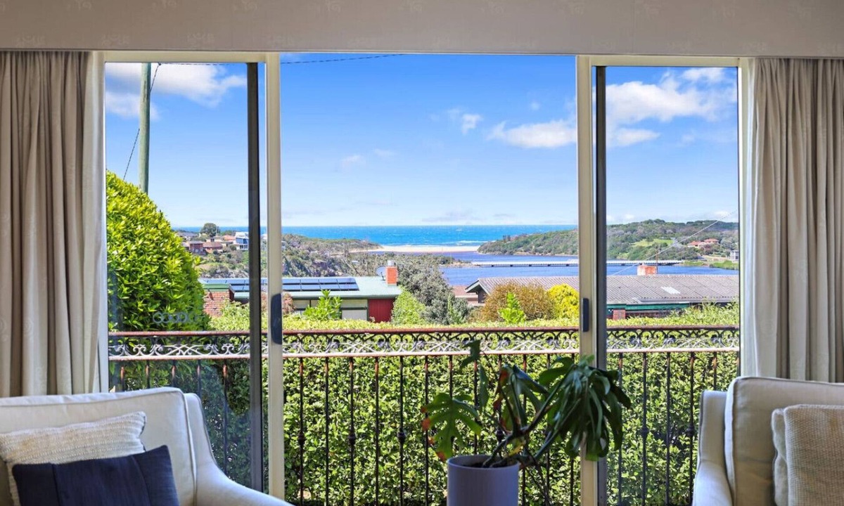 Warrnambool House | Coastal Getaway-3BR, 2BA with Stunning Sea Views