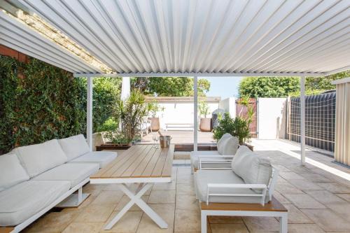 Doubleview Apartment | Coastal Luxe Escape - Parkside Beach Stay