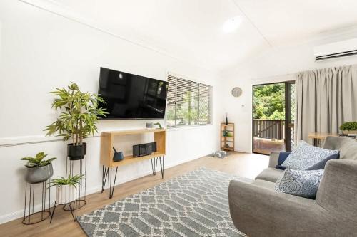 Kewarra Beach House | Coastal Mountain View Cottage for Couples