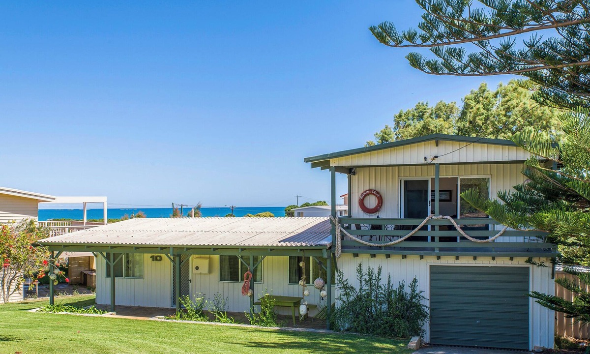 Guilderton House | Coastal Pine-Ocean view from the front and back