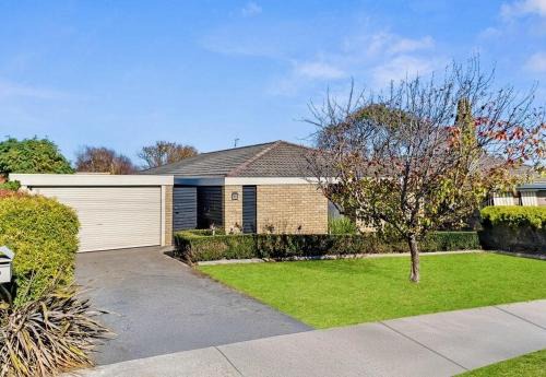 Warrnambool House | Coastal Retreat, Spacious Home with EV Charging, Alfresco, Parking & WiFi