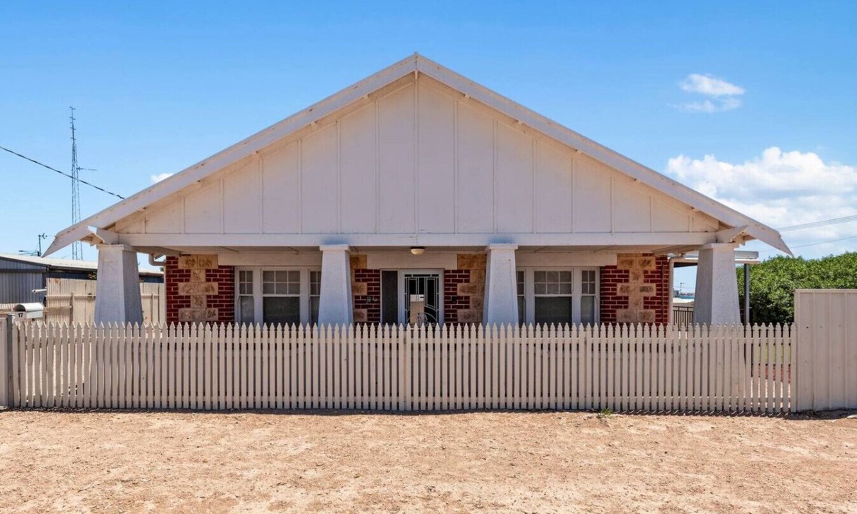 Wallaroo House | Coastal Sea Breeze Cottage - Pet Friendly