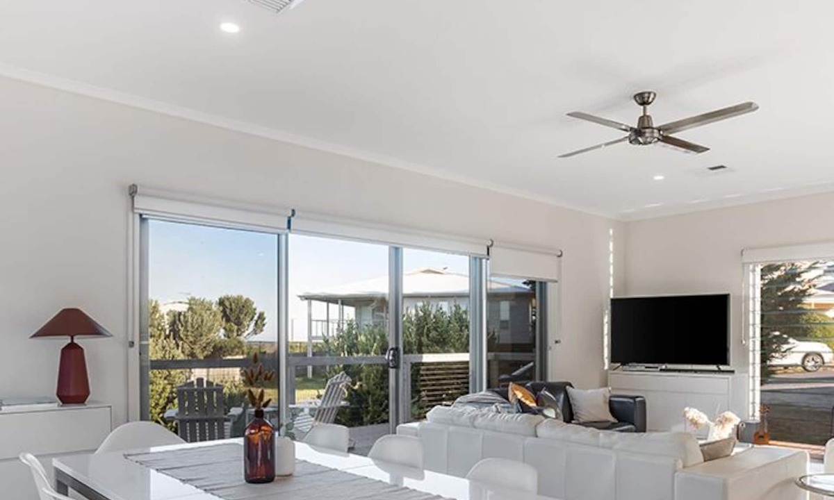 Middleton House | Coastal Style Pavilion House, Sea Views, Big Decks 1 street from Beach -Duney