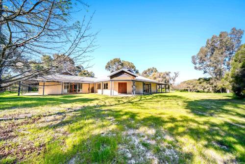 Jandakot House | Cockburn Airoprt 6BR Farmstay nr Fremantle&Beach