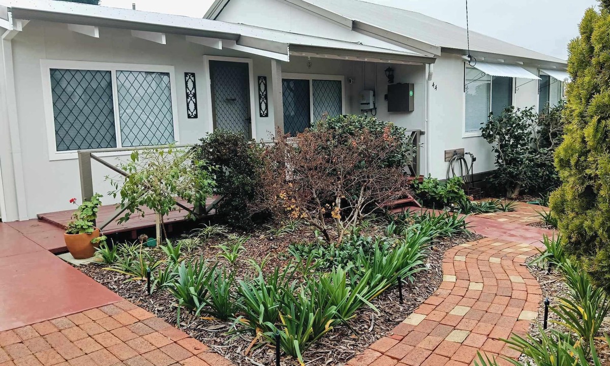 Collie Cottage | Collie Getaway- Camellia Cottage
