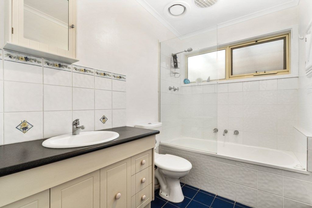 Tootgarook House | Colourful beachside cottage, bursting with character and a genuine beach holiday atmosphere.