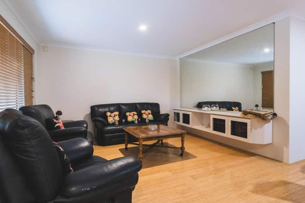 Canning Vale House | Comfortable 4BDR Family home in Suburbia