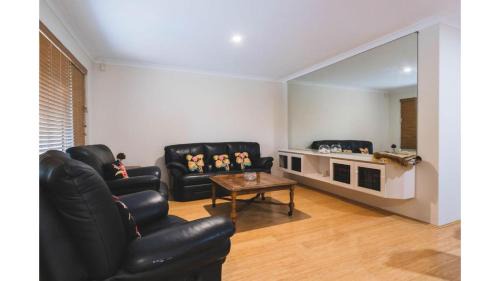 Canning Vale House | Comfortable 4BDR Family home in Suburbia