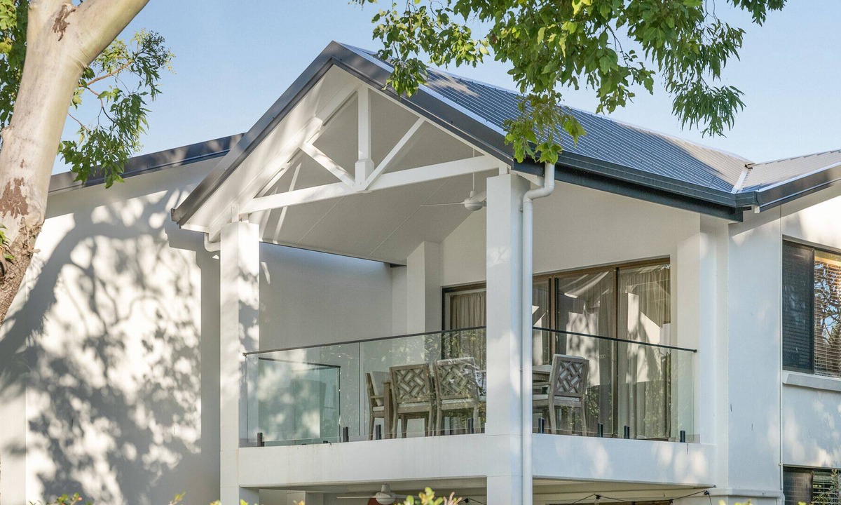Byron Bay Apartment | Comfortable apartment across from Clarkes Beach