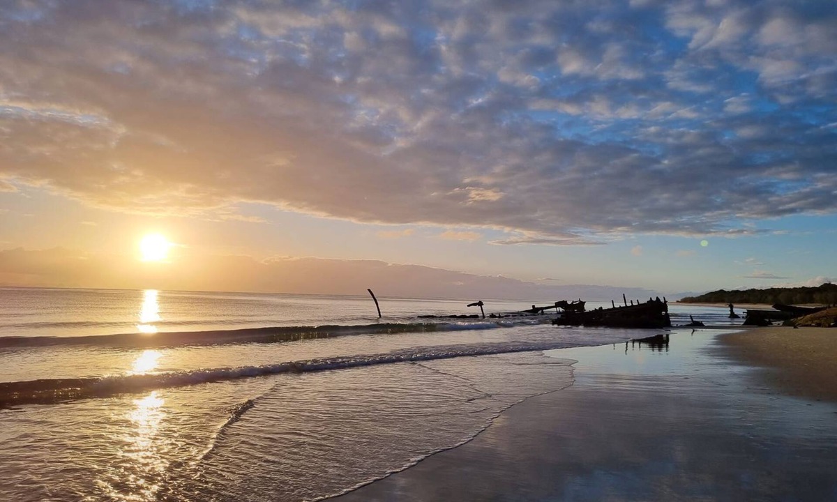 Brisbane Waterfront House | Comfortable Family Beach Side Cottage just a lazy 5min stroll to the water.