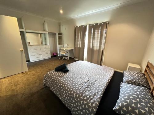 Seven Hills House | Comfortable Queen Room next to Shopping Centre and Station - SH3