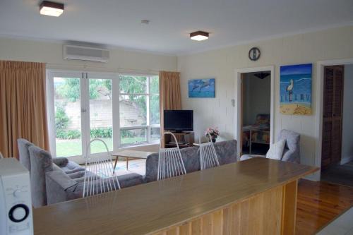 Victor Harbor House | Comfortable Unit Close to the Beach