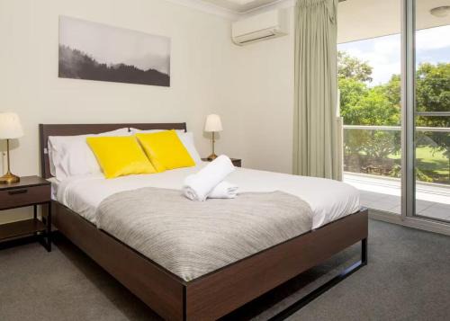 Indooroopilly Apartment | Comfy 2BD Parkside Home Close to UQ & Mall