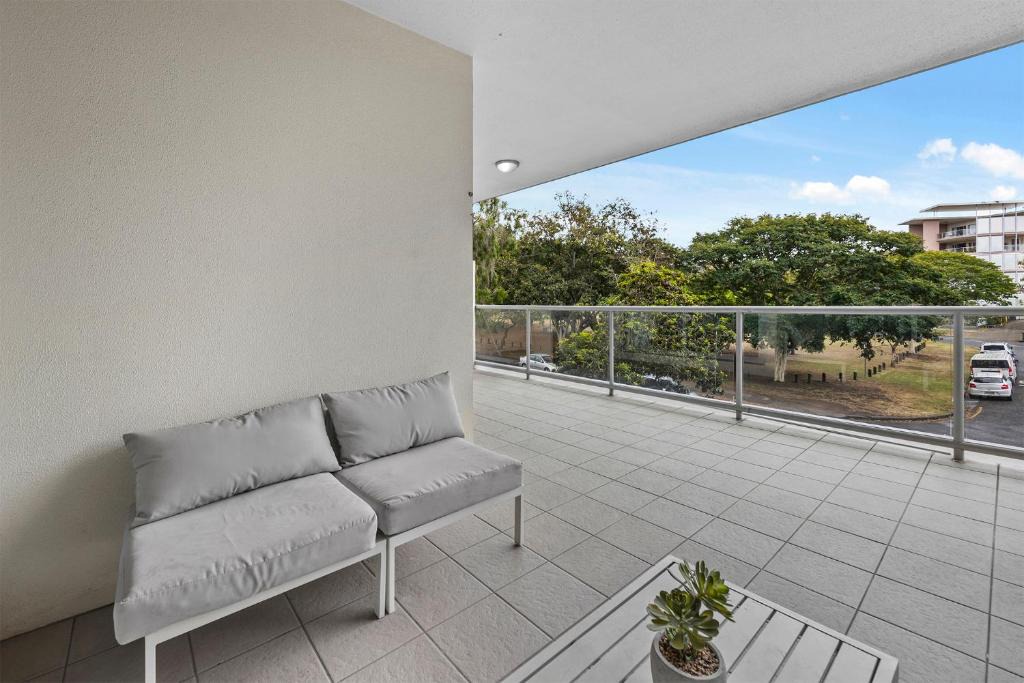 Indooroopilly Apartment | Comfy 2BD Parkside Home Close to UQ & Mall